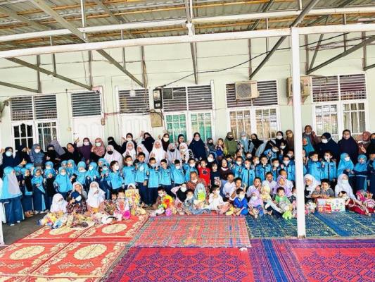 Siswa Taud SaQu Mardhiyyah Pekanbaru Berbagi Kebahagian Bersama Anak Panti Asuhan Fajar Harapan